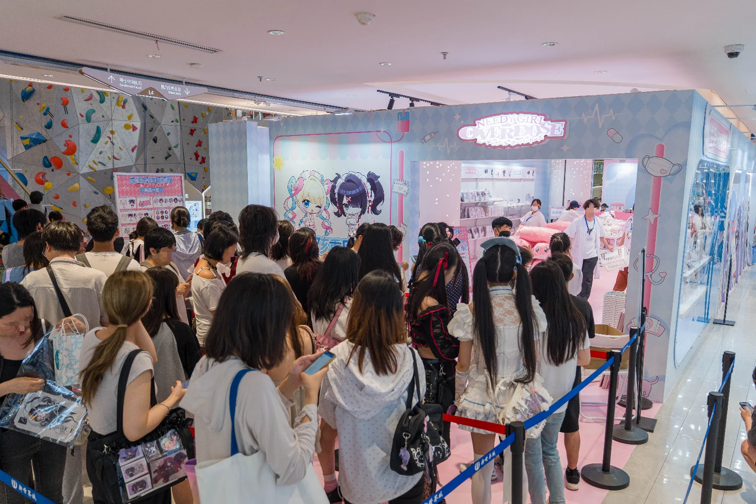 《主播女孩重度依赖》限定快闪活动现场，观众在入口排队